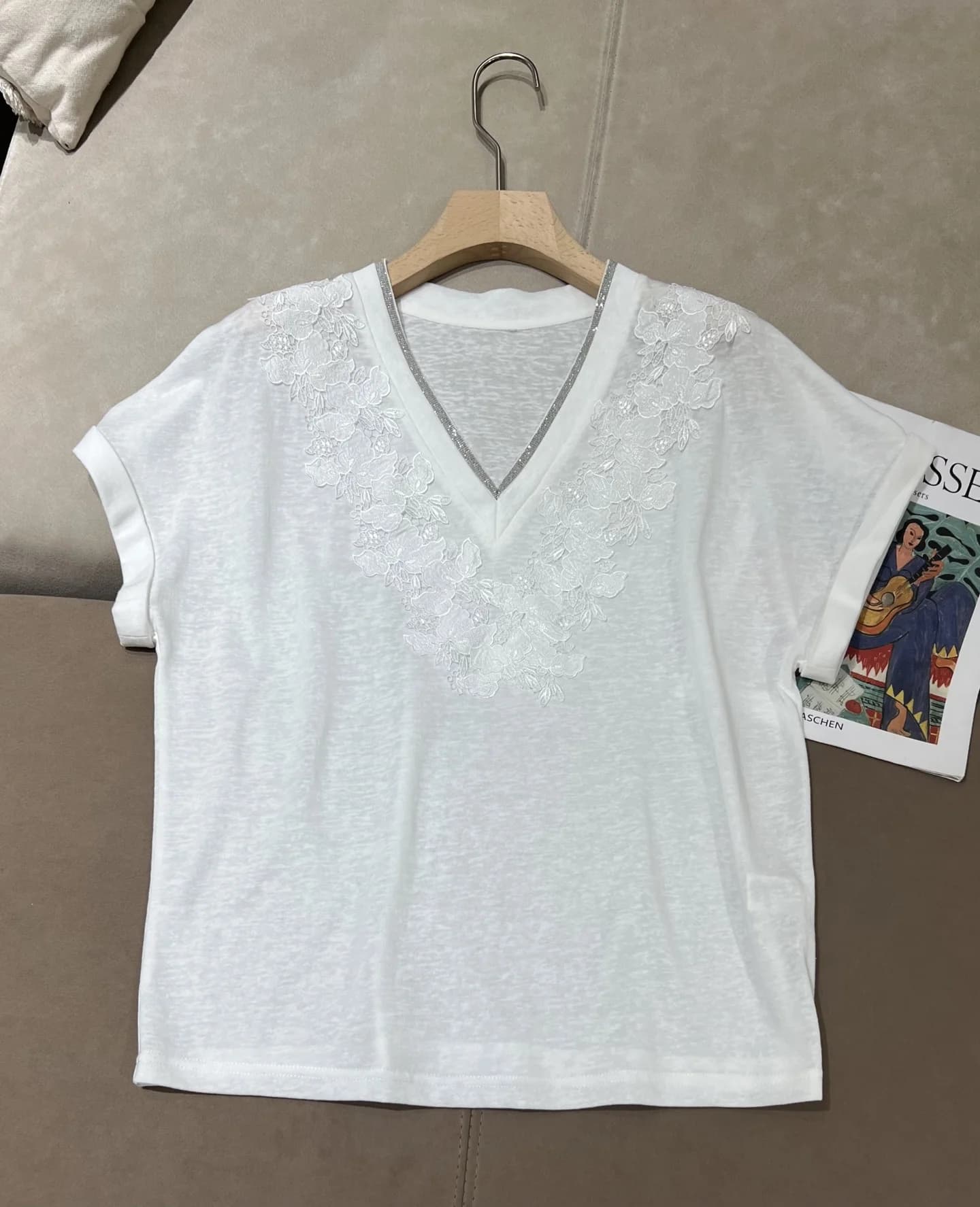 T-shirt en soie et lin à manches courtes brodé avec col perlé, haut d'été à col en V pour femme