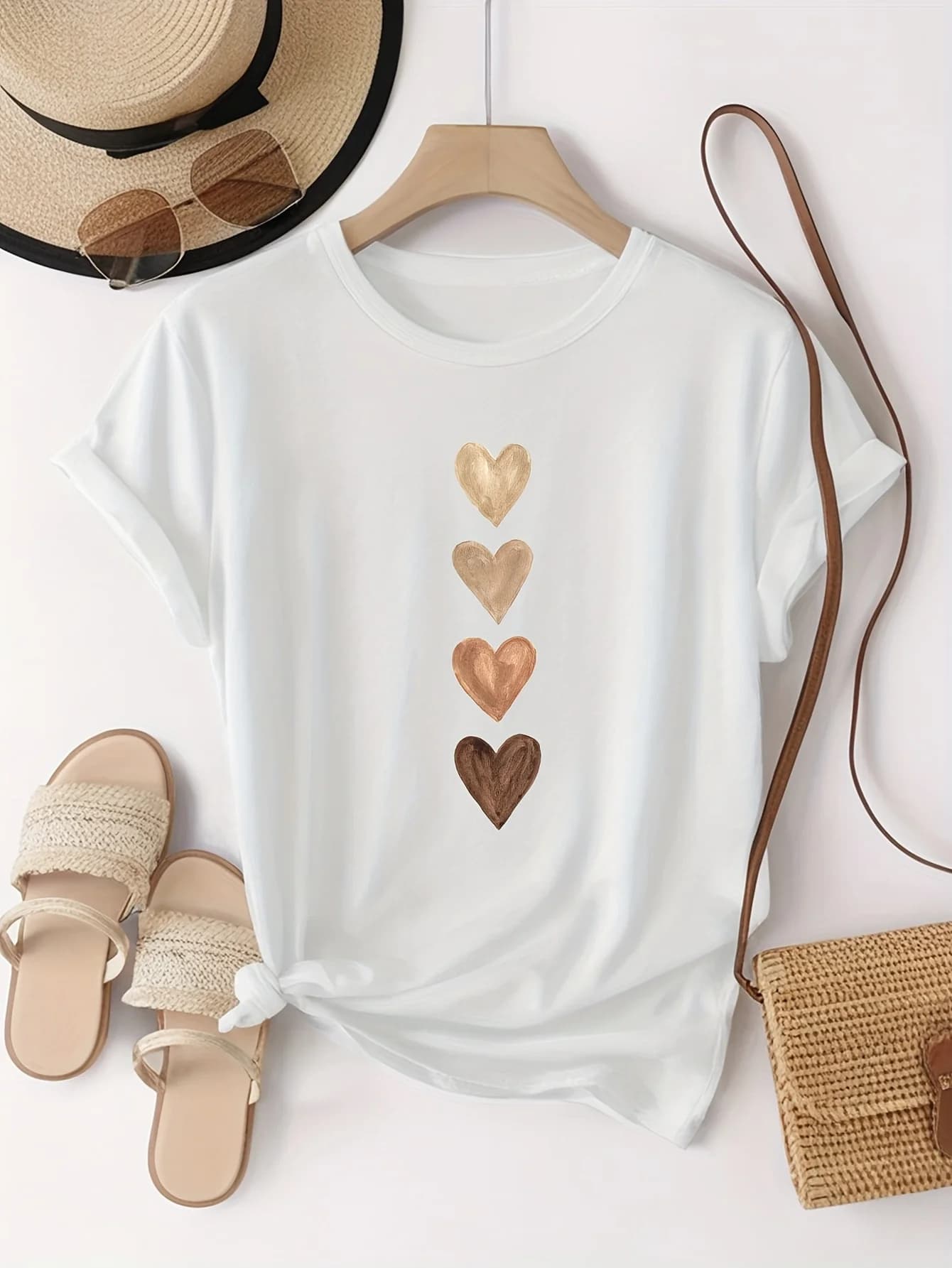 T-shirt décontracté à manches courtes pour femmes avec imprimé graphique quatre coeurs – Noir et dor