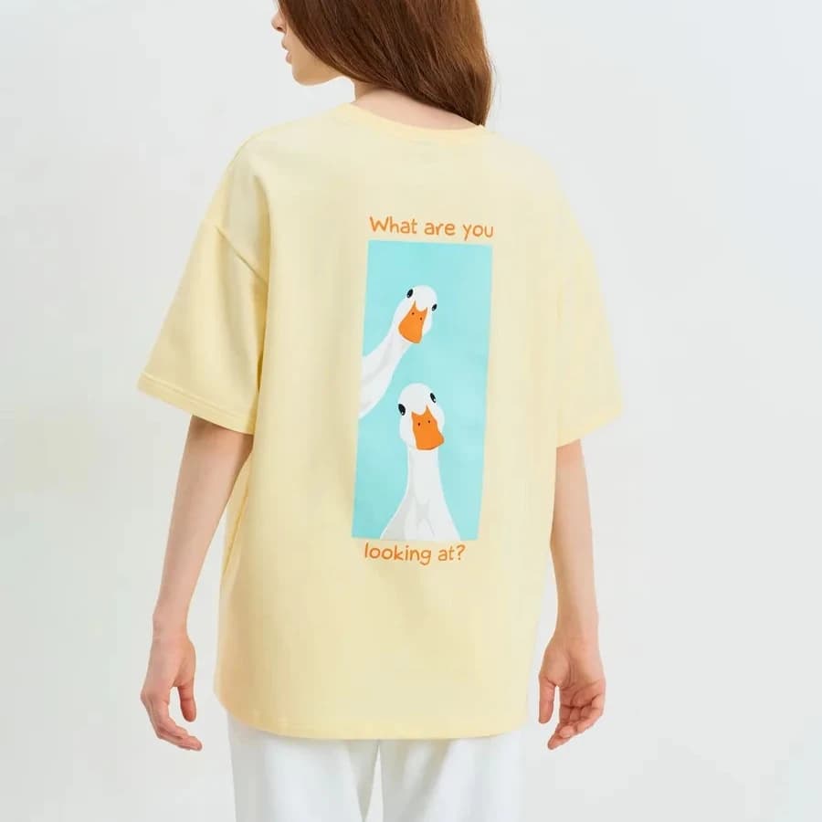Drôle : « À quoi tu regardes ? » T-shirt à imprimé canard | T-shirt décontracté jaune surdimension