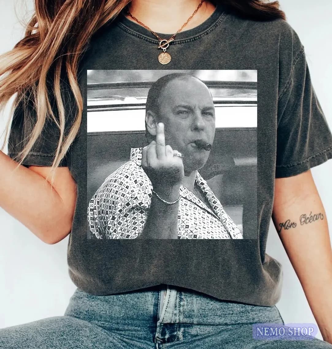 T-shirt graphique rétro des années 90 de Tony Soprano fumant un cigare, inspiré de la série « Les So