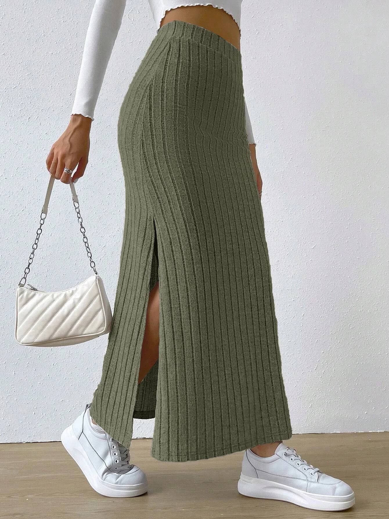Nouvelle collection Printemps/Été 2026 : Mini-jupe en tricot ajustée, taille haute, fendue sur le cô