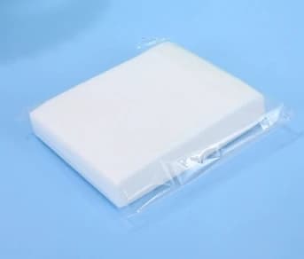 Les lavandiers utilisent un papier absorbant coloré, des feuilles de détergent à lessive anti-taches