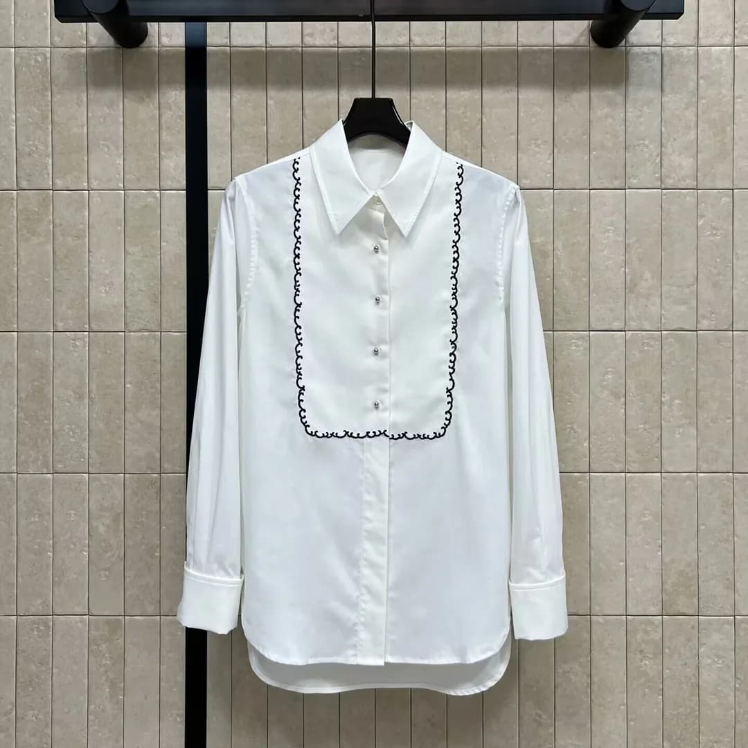 Chemise blanche élégante pour femme, col à revers, manches longues, motif brodé, boutons, coupe ampl