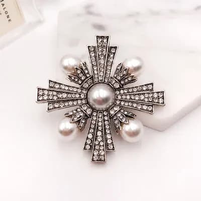 Rétro célèbre marque de luxe broche de créateur de haute qualité grande perle 5 bijoux broches broch