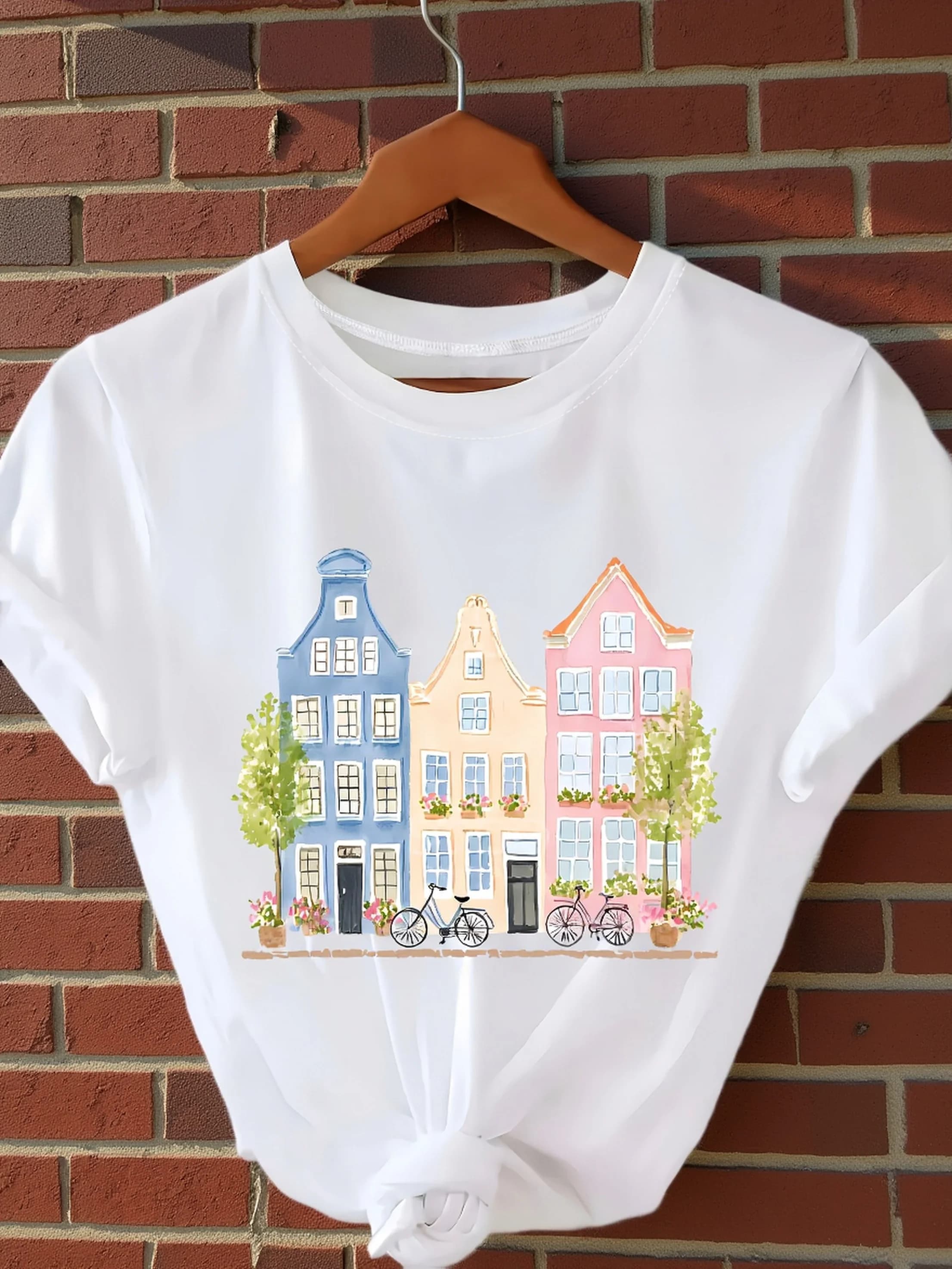 T-shirt décontracté à manches courtes avec imprimé artistique sur le thème de la maison pastel d'Ams