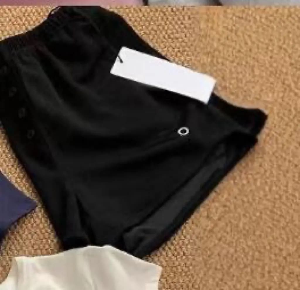 Le T-shirt à manches courtes avec lettres imprimées pour femmes avec un design amincissant est un ha