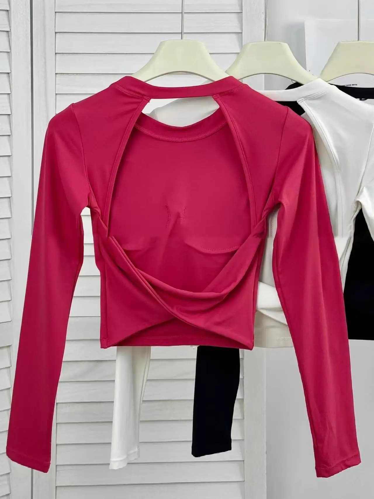 Vêtements de Yoga dos Sexy, manches longues pour femmes avec coussinets de poitrine, hauts de sport,