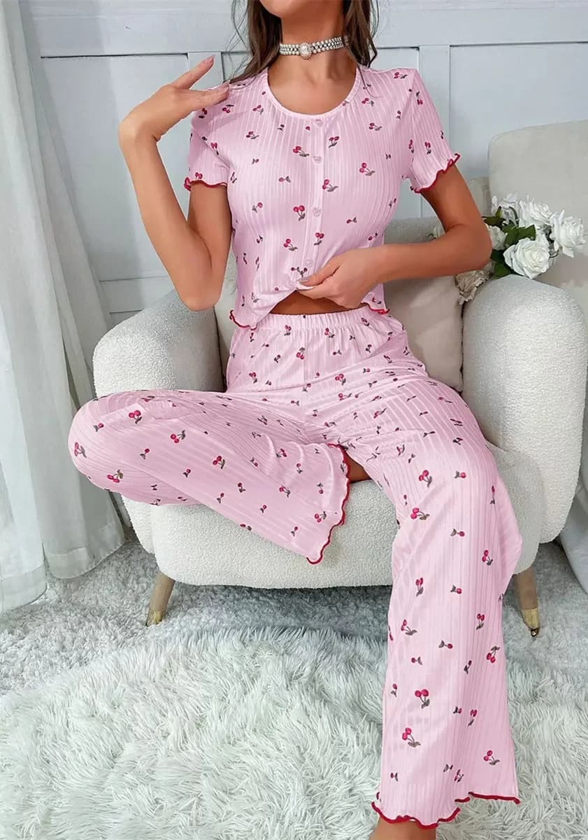 Ensemble pyjama femme à motif cerises, bords en bois, manches courtes, pantalon long, boutonné devan