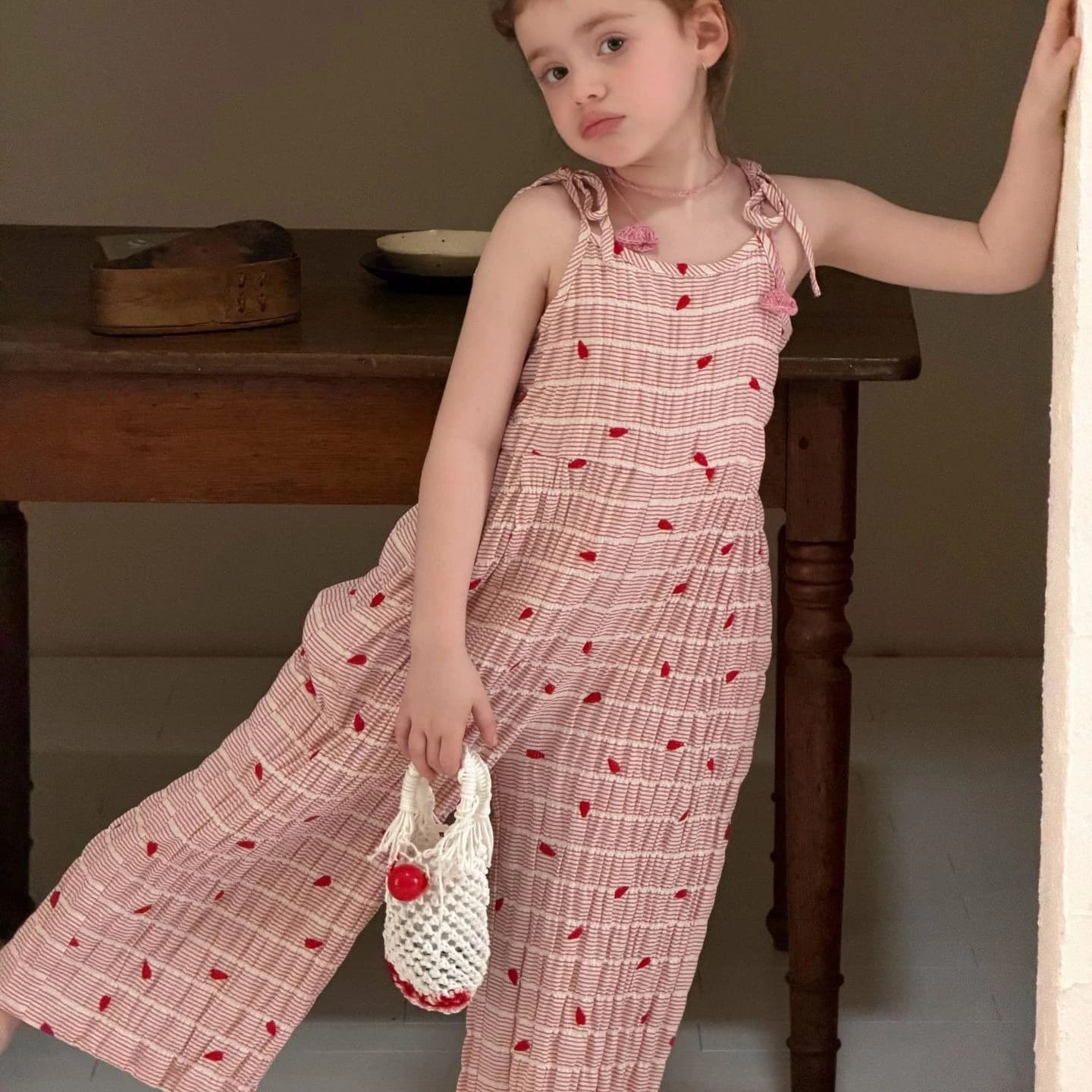 Vêtements coréens pour enfants 2026 Nouvelle collection été Combinaison-pantalon rouge rayée brodée 