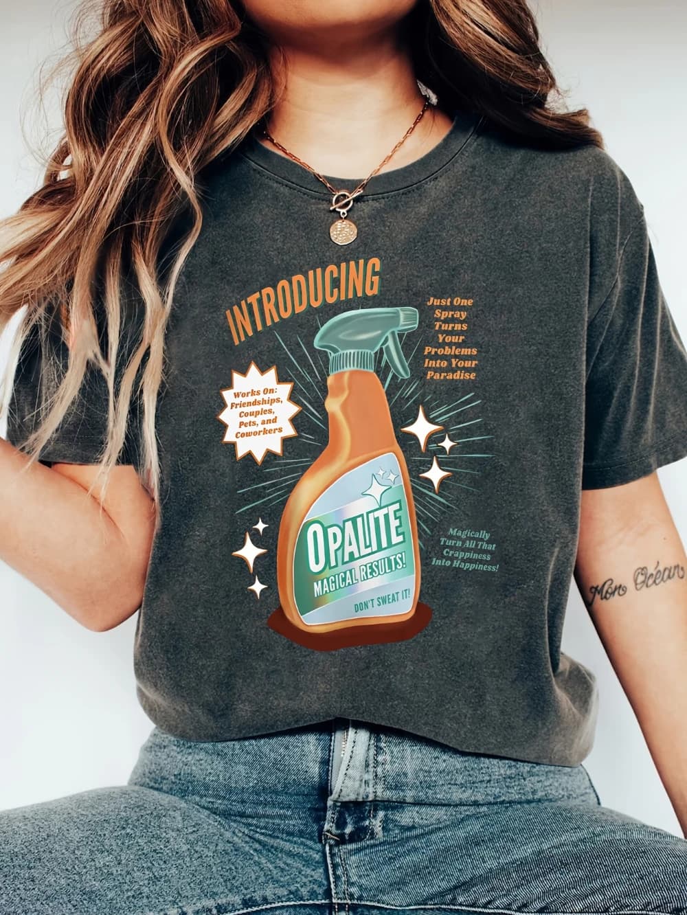 Présentation du T-shirt rétro Just One Opal Spray Bottle, T-shirt inspiré de la culture pop musicale