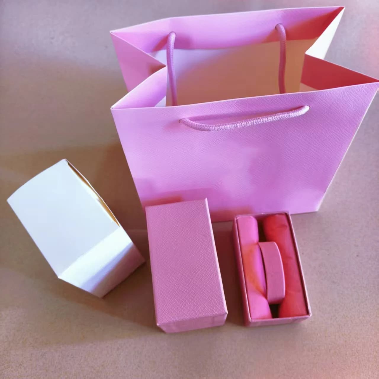 Ensemble de bijoux de luxe, disponible dans une variété de styles et de couleurs, parfait pour accom