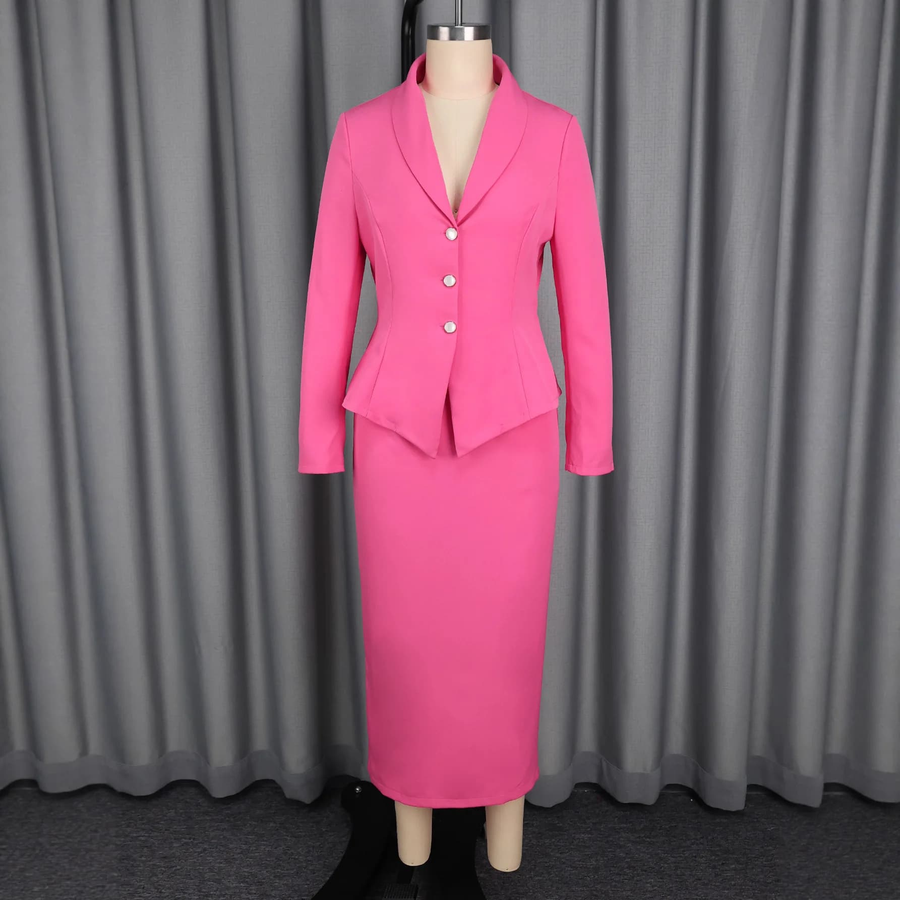Robes de soirée courtes en crêpe rose personnalisées avec fente, gaine, col en v, volants, longueur