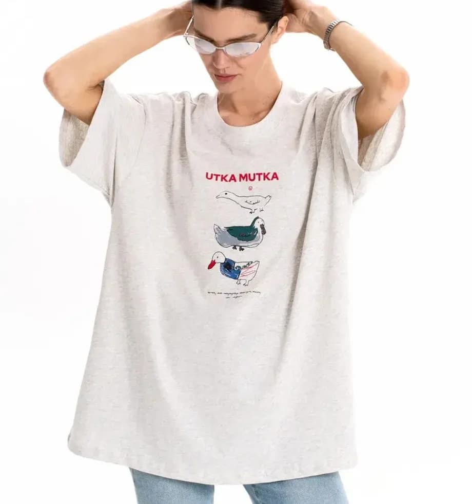 T-shirt en coton rouge surdimensionné à imprimé canard russe « UTKA MUTKA » | T-shirt graphique av