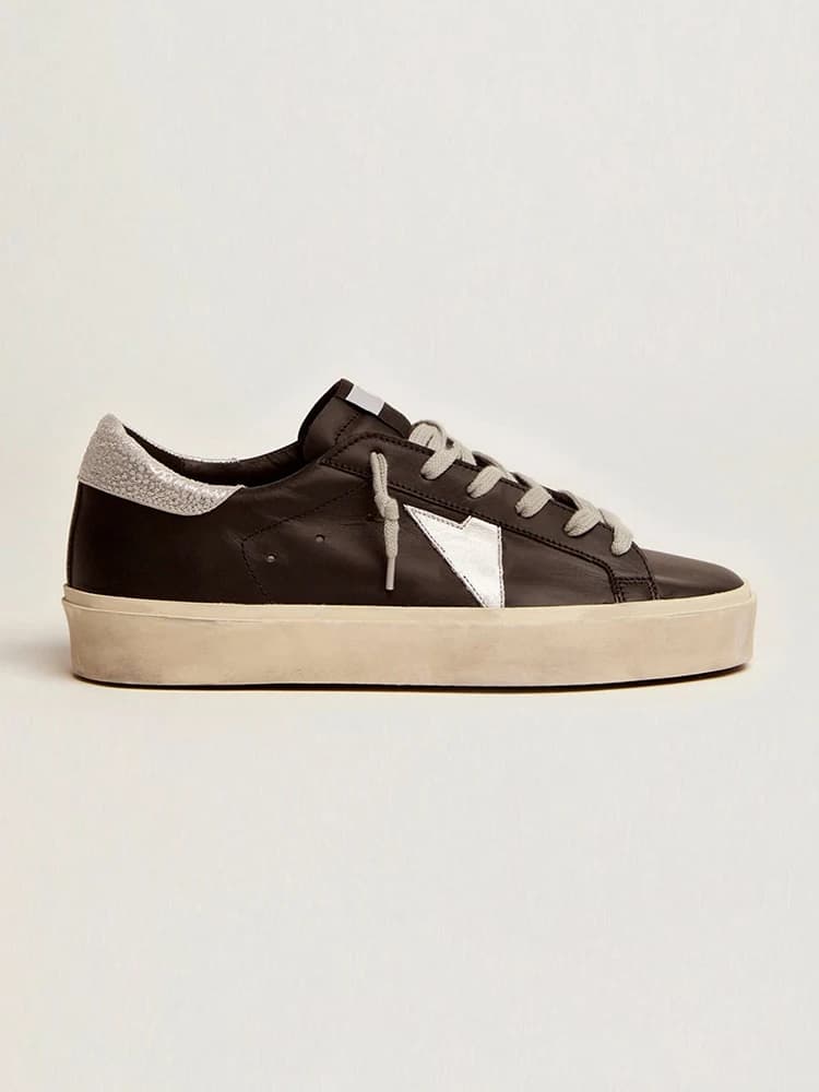 Baskets streetwear délavées, contraste de couleurs audacieux, look urbain