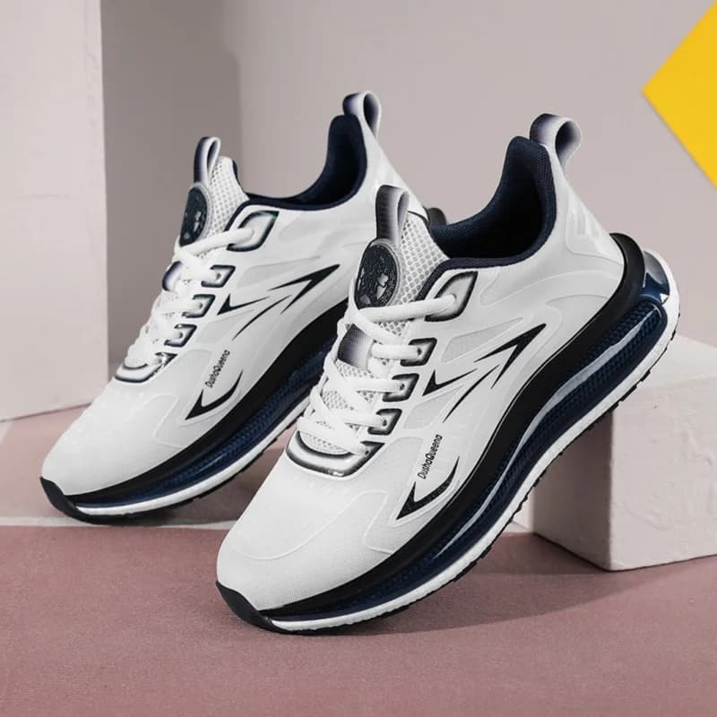 Une paire de baskets à coussin d'air pour adolescents avec semelle amortissante, idéales pour le spo