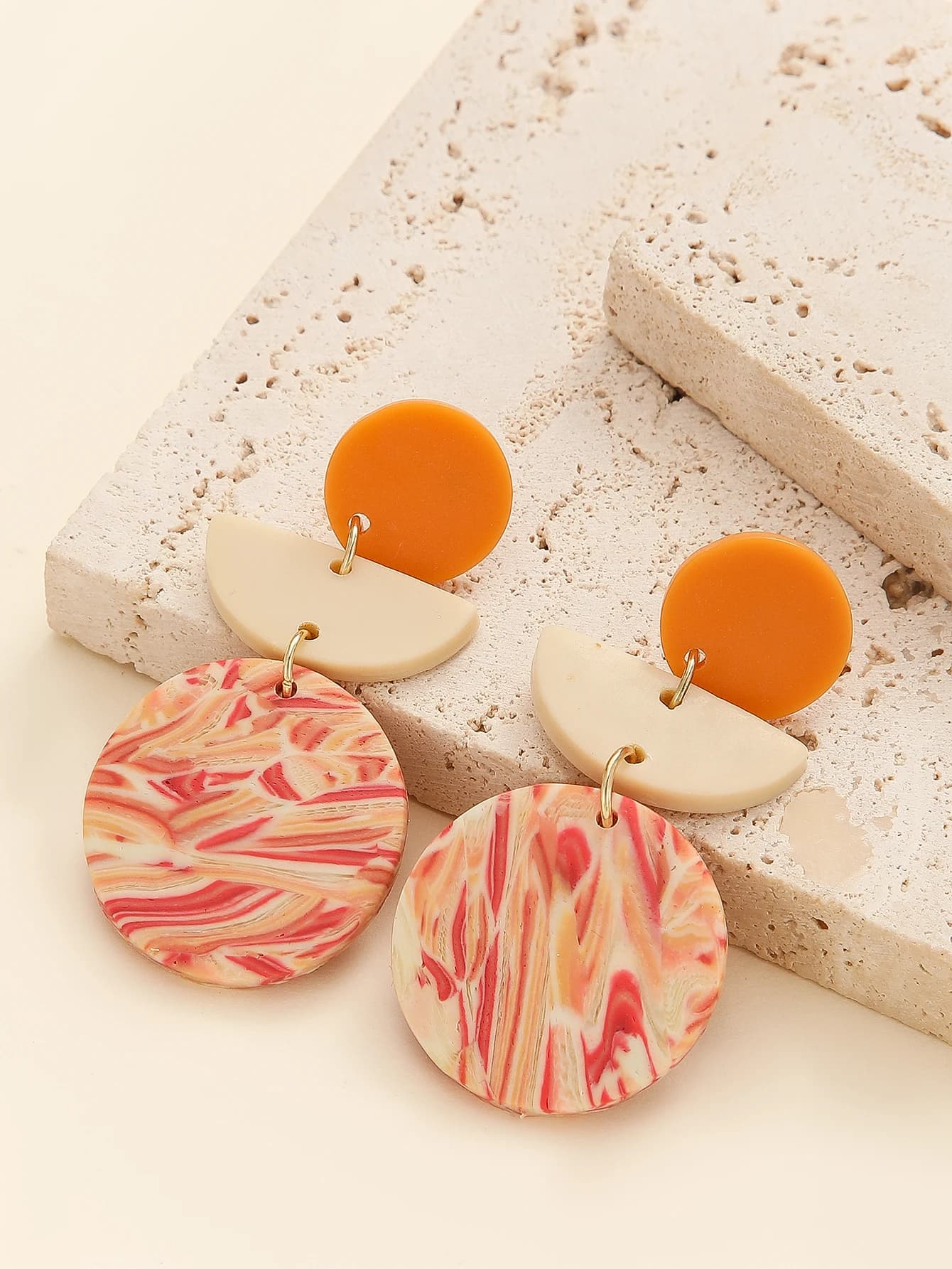 Boucles d'oreilles pendantes géométriques irrégulières en argile polymère terracotta avec texture ma