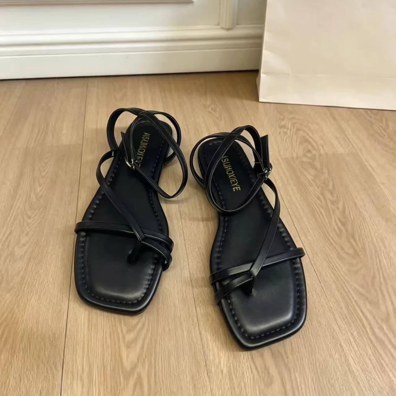 Sandales gladiateur argentées à bout carré croisé et talon plat pour femme, nouvelle collection été