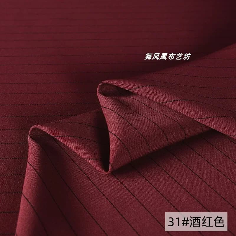 Tissu à rayures fines rouge vin, tissu à la mode classique, robe déformable, tissu uniforme trempé