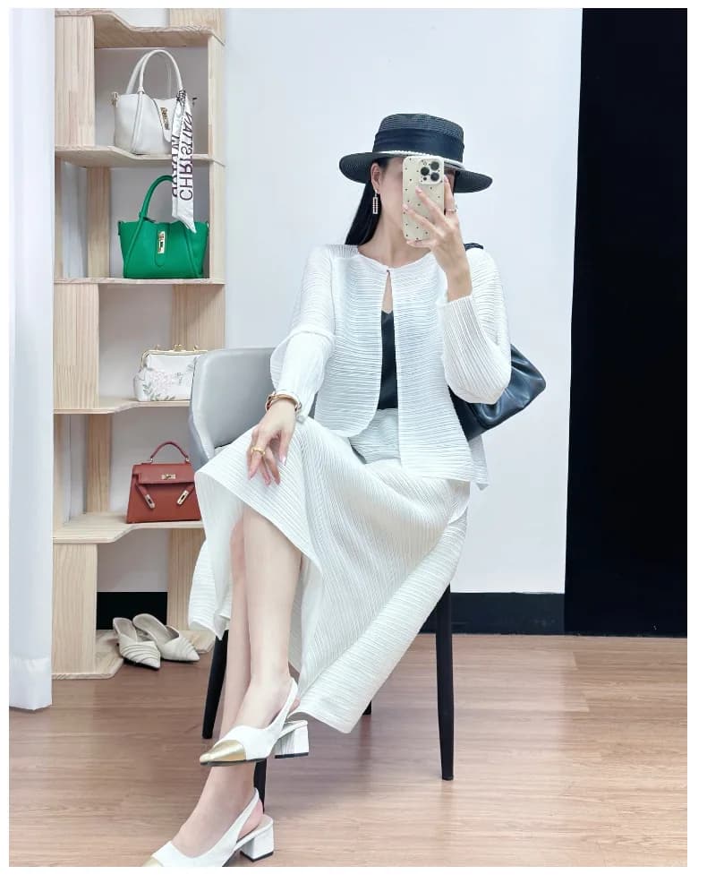 Ensemble de style minimaliste : Veste légère de protection solaire et jupe plissée taille haute Miya