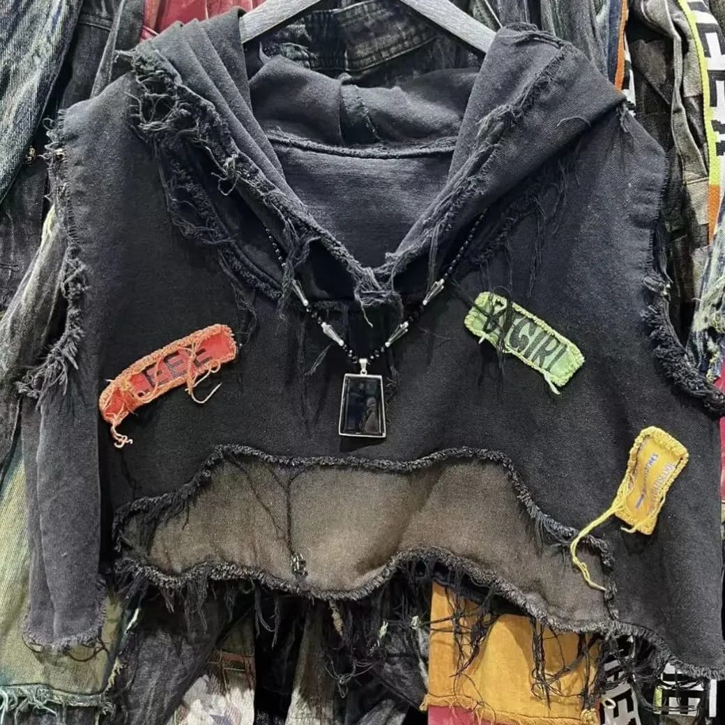 Gilet streetwear patchwork personnalisé, haut court à capuche, design perforé, à la mode et haut de