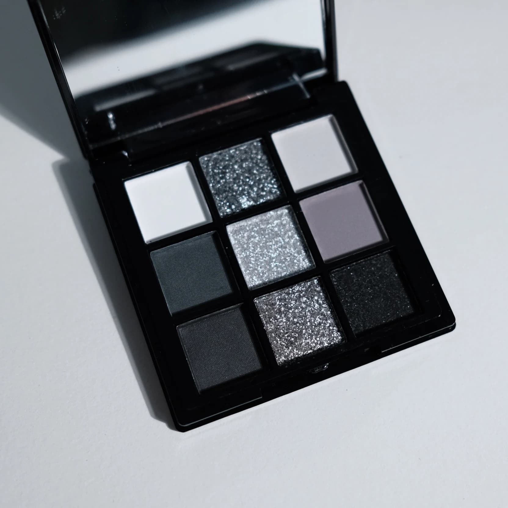 Palette de fards à paupières 9 couleurs, noir foncé, gris argenté, finition scintillante et mate, st
