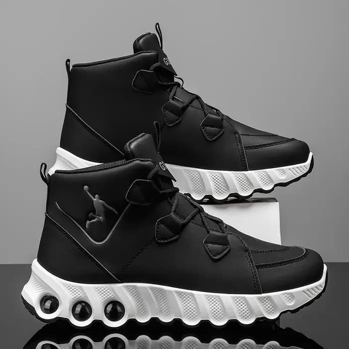 Une paire de chaussures de basket mi-hautes simples et élégantes. Épaissi