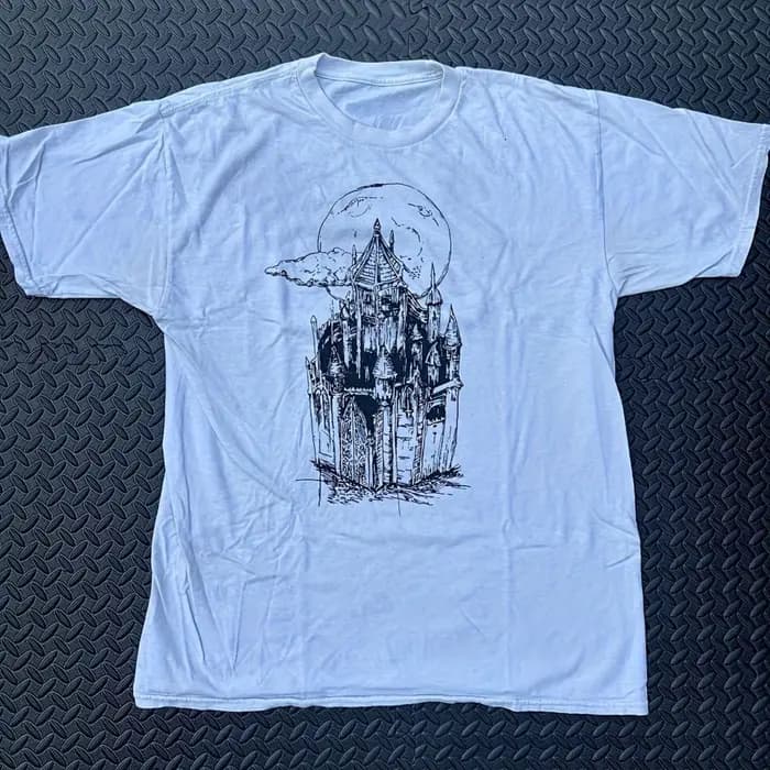 Lil P Eep Lil Tracy Castles T-shirt blanc style gothique rap avec le logo du château emblématique au dos