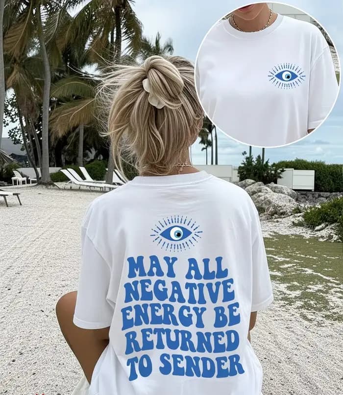 T-shirt graphique œil porte-bonheur avec slogan « Que toute énergie négative soit retournée au lance