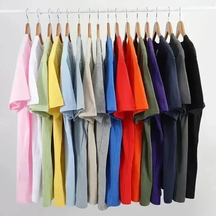 Les t-shirts imprimés à motifs d'été peuvent être portés par les hommes et les femmes