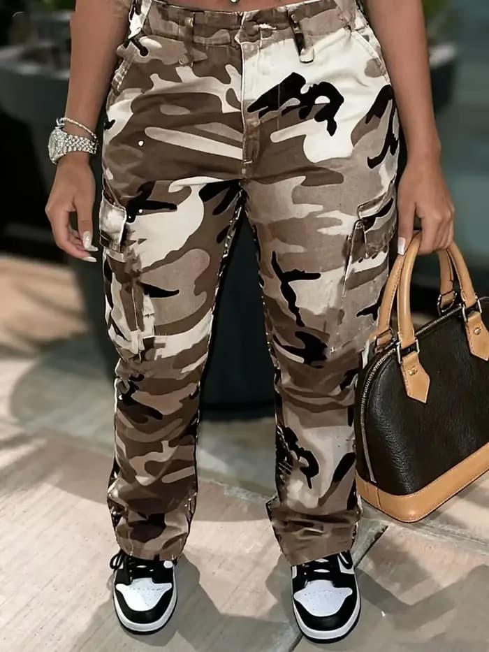 Pantalon cargo pour femme à imprimé camouflage avec poches à rabat