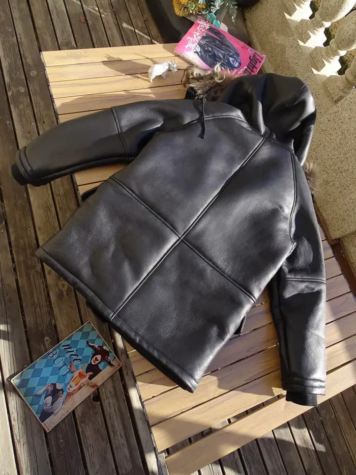 Veste d'hiver noire à capuche en peau de mouton pour homme