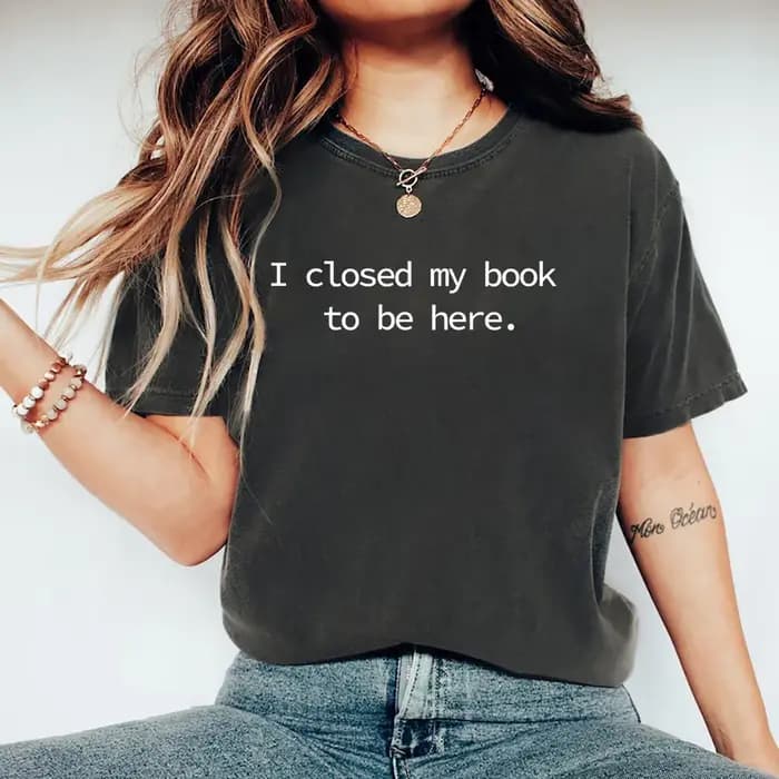 Je fermé mon livre pour être ici t-shirt