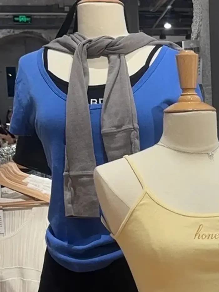T-shirts bleu royal à col en V pour femmes