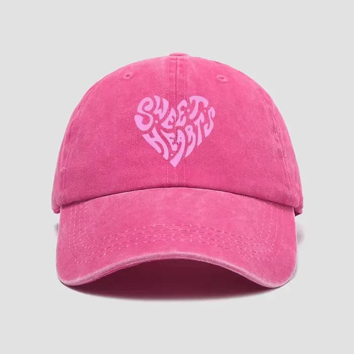 Casquette de baseball rose avec lettres imprimées en forme de cœur