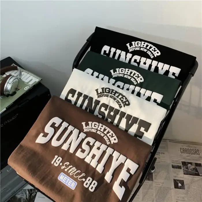 T-shirt à manches courtes et col rond avec lettres de soleil imprimées