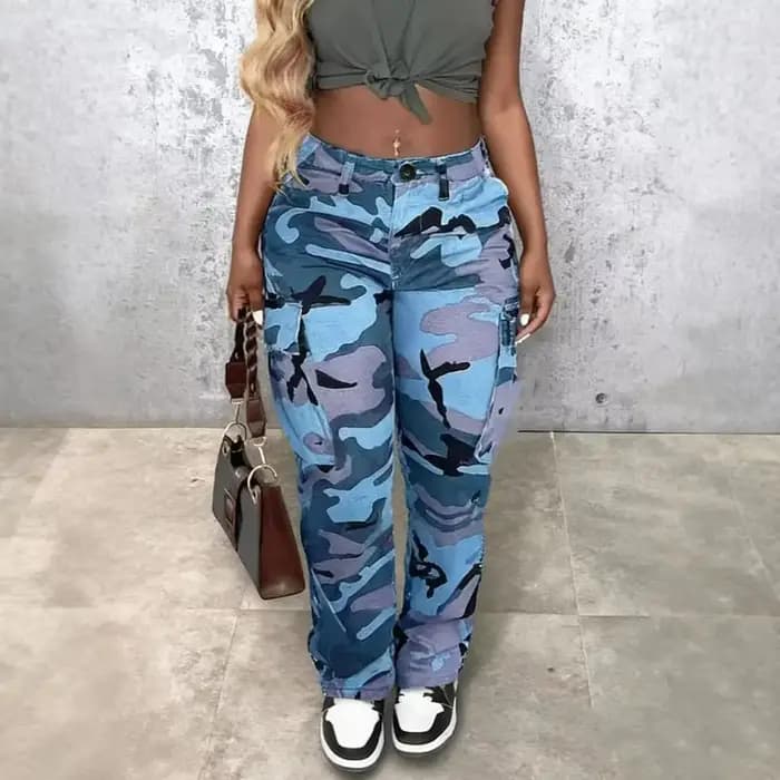 Pantalon cargo pour femme à imprimé camouflage avec poches à rabat
