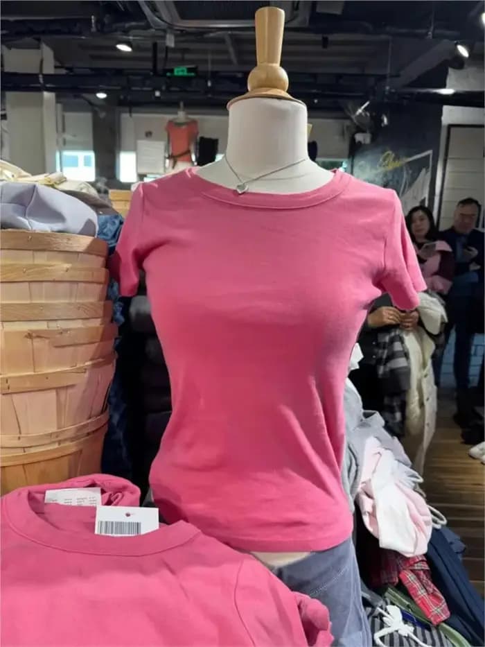 T-shirt col rond rouge rose doux pour femme