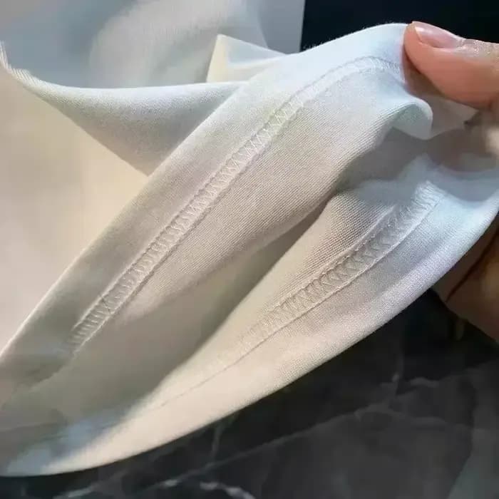 Les t-shirts imprimés à motifs d'été peuvent être portés par les hommes et les femmes