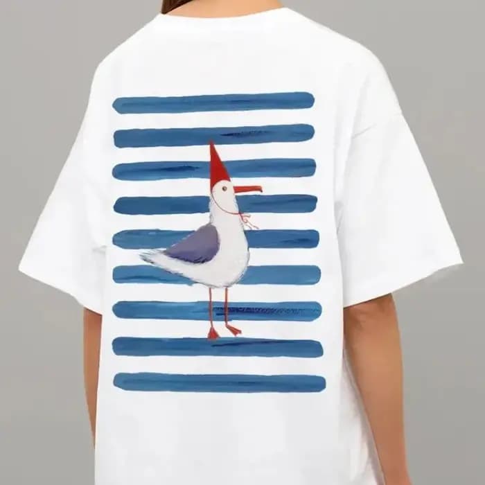 T-shirt blanc surdimensionné en coton de haute qualité avec imprimé dos 'Mouette mignonne à chapeau