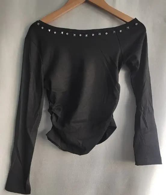 T-shirt noir pour femmes, vêtements à épaules dénudées, tunique à rivets, col Slash, Y2k, hauts coré