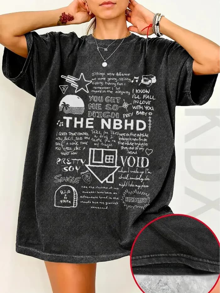T-shirt imprimé avec motif de groupe NBHD
