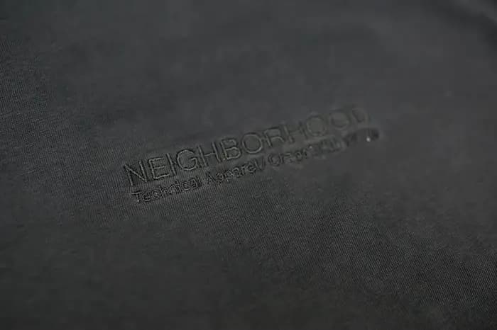 T-shirt ample à manches courtes avec étiquette brodée sur la poitrine NBHD