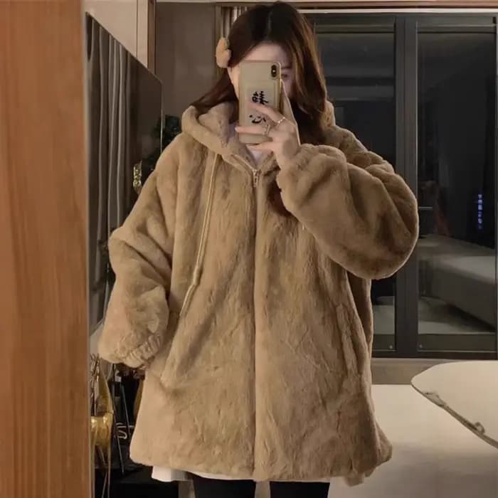 Veste à capuche en laine d'agneau pour femme coupe ample et épaisse tricotée pour hiver automne 2025 noir beige