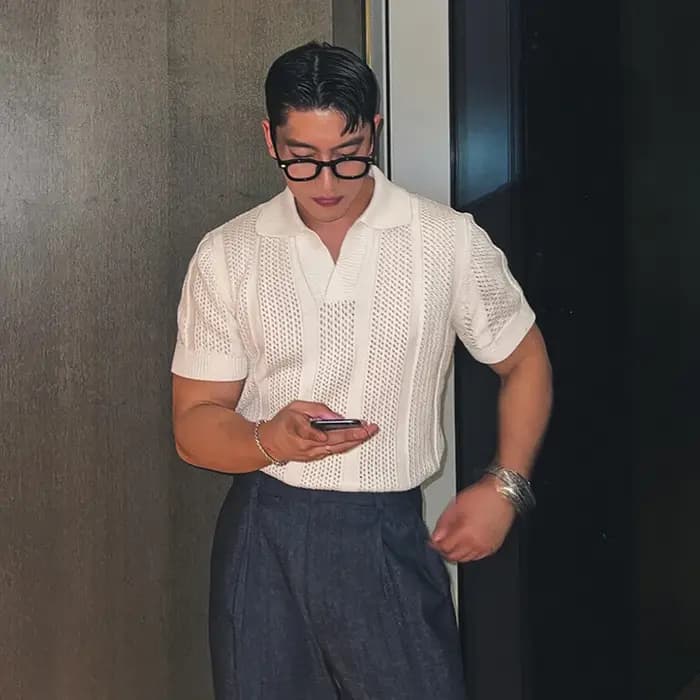 Polo évidé à manches courtes et col en V pour hommes