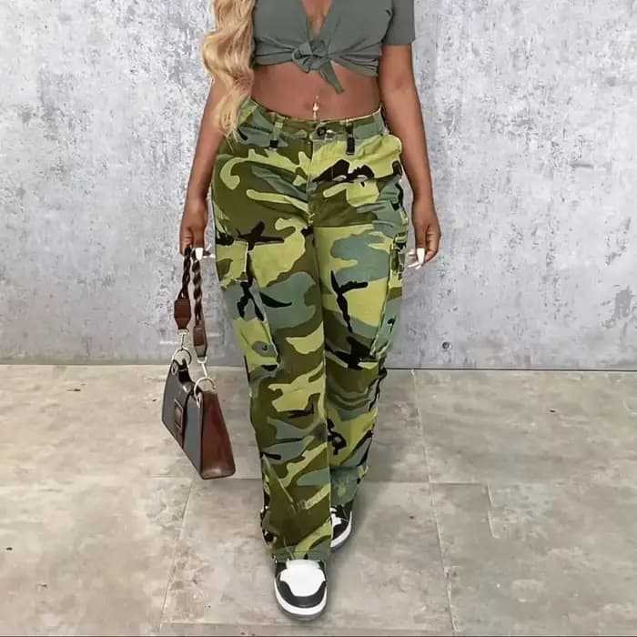 Pantalon cargo pour femme à imprimé camouflage avec poches à rabat