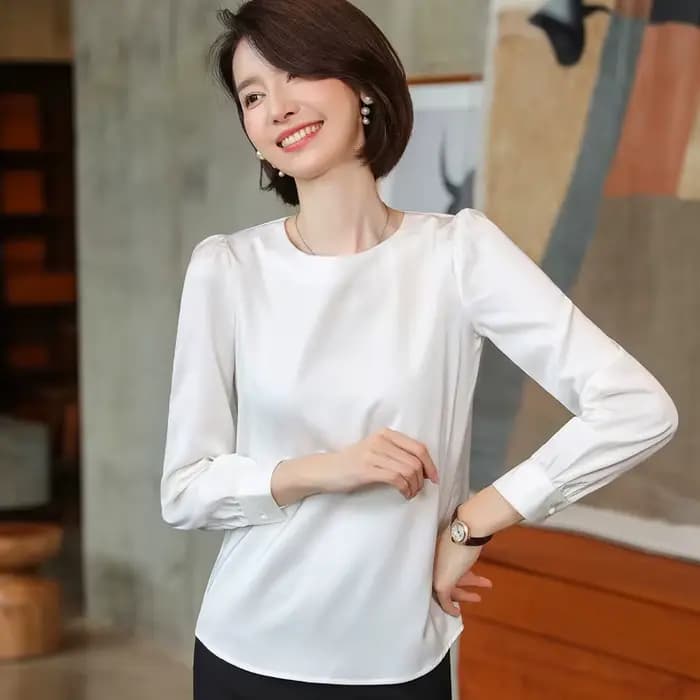 Chemise blanche à manches longues et col rond pour femme