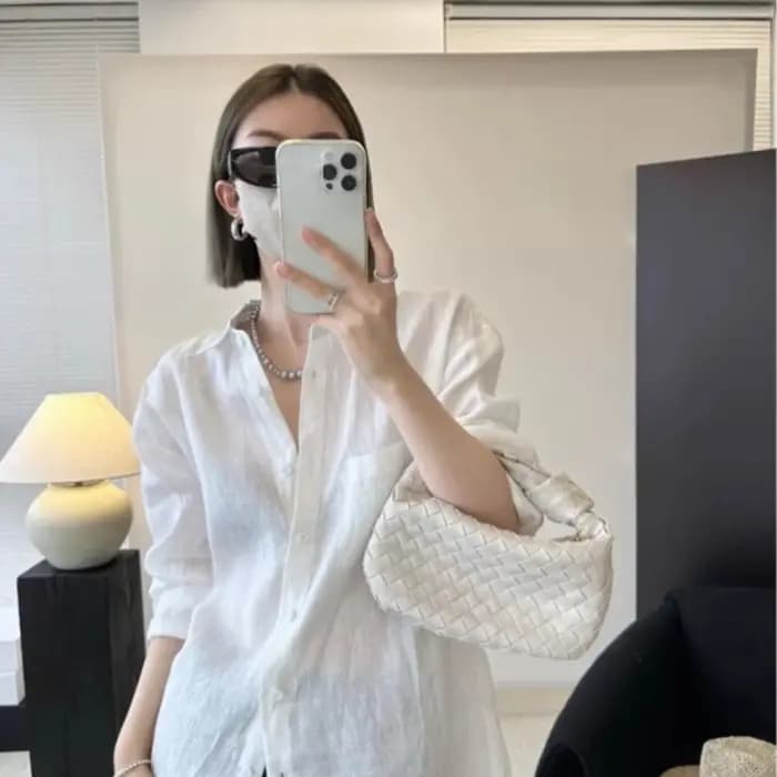 Chemise femme en mousseline blanche style vieux argent coupe régulière légère et fluide pour été printemps et protection solaire