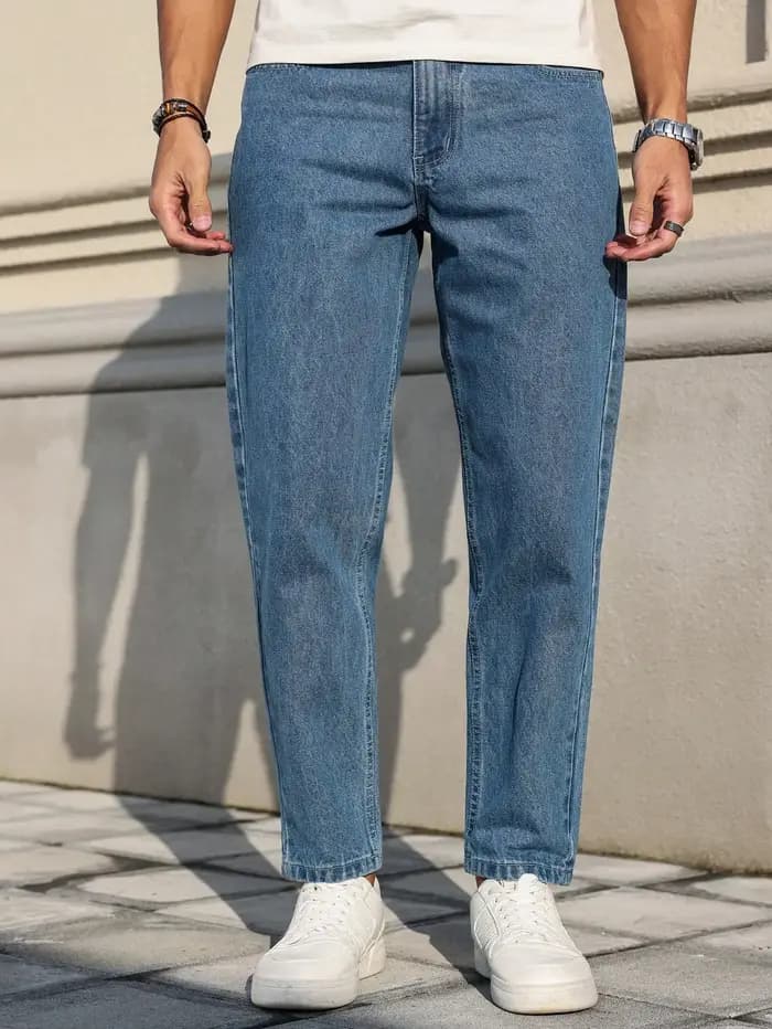 Les jeans pour hommes sont fabriqués en tissu denim bleu classique avec une coupe ample
