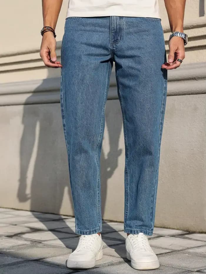 Les jeans pour hommes sont fabriqués en tissu denim bleu classique avec une coupe ample, rendant un
