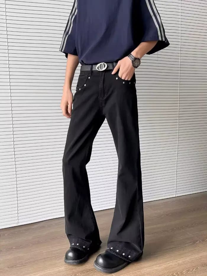 2026 Vêtements Y2K : Jean évasé noir slim à rivets pour hommes et pantalon long décontracté coréen pour femmes